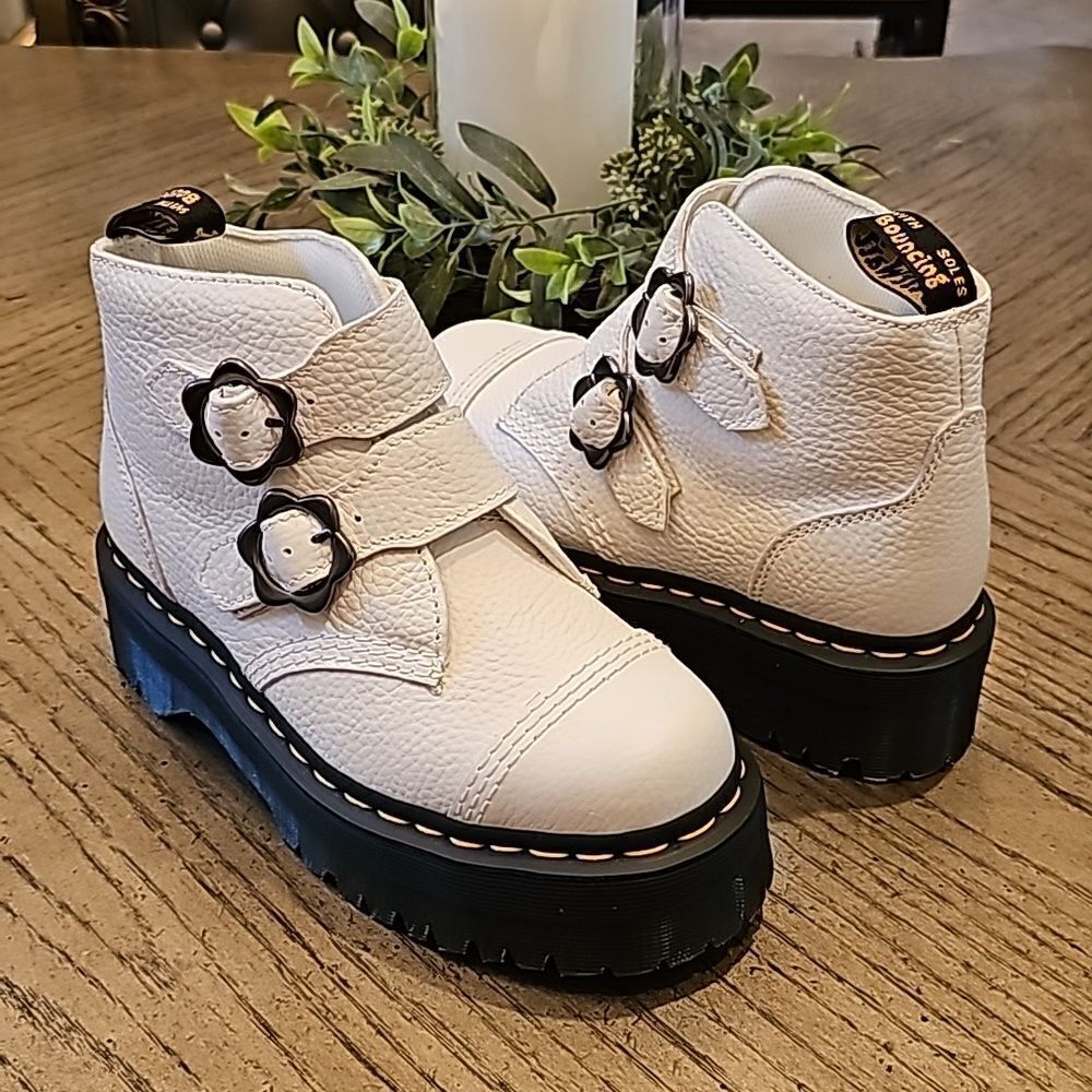 Dr Martens NWOT size 7 airwair white devon flower leather platform boots size 7